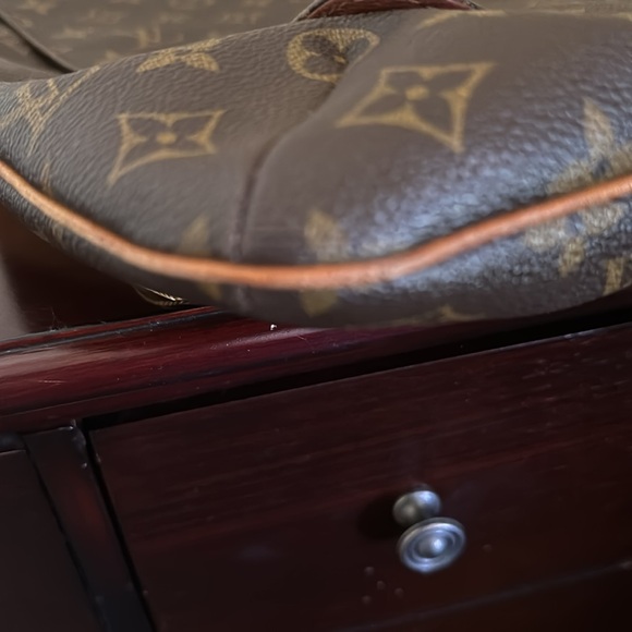 Louis Vuitton bag. Good condition. Comes with COA! - Picture 4 of 13